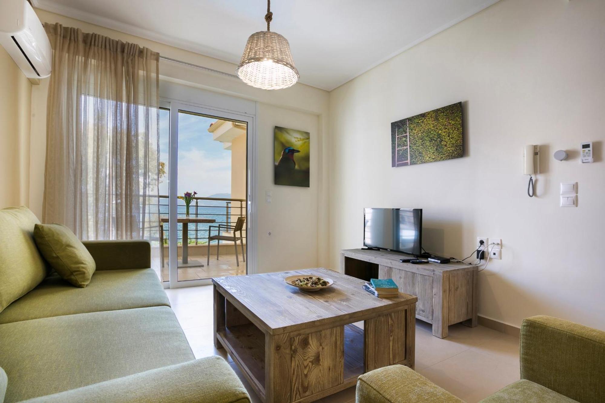 Meliti Waterfront Suites Каравомилос Екстер'єр фото