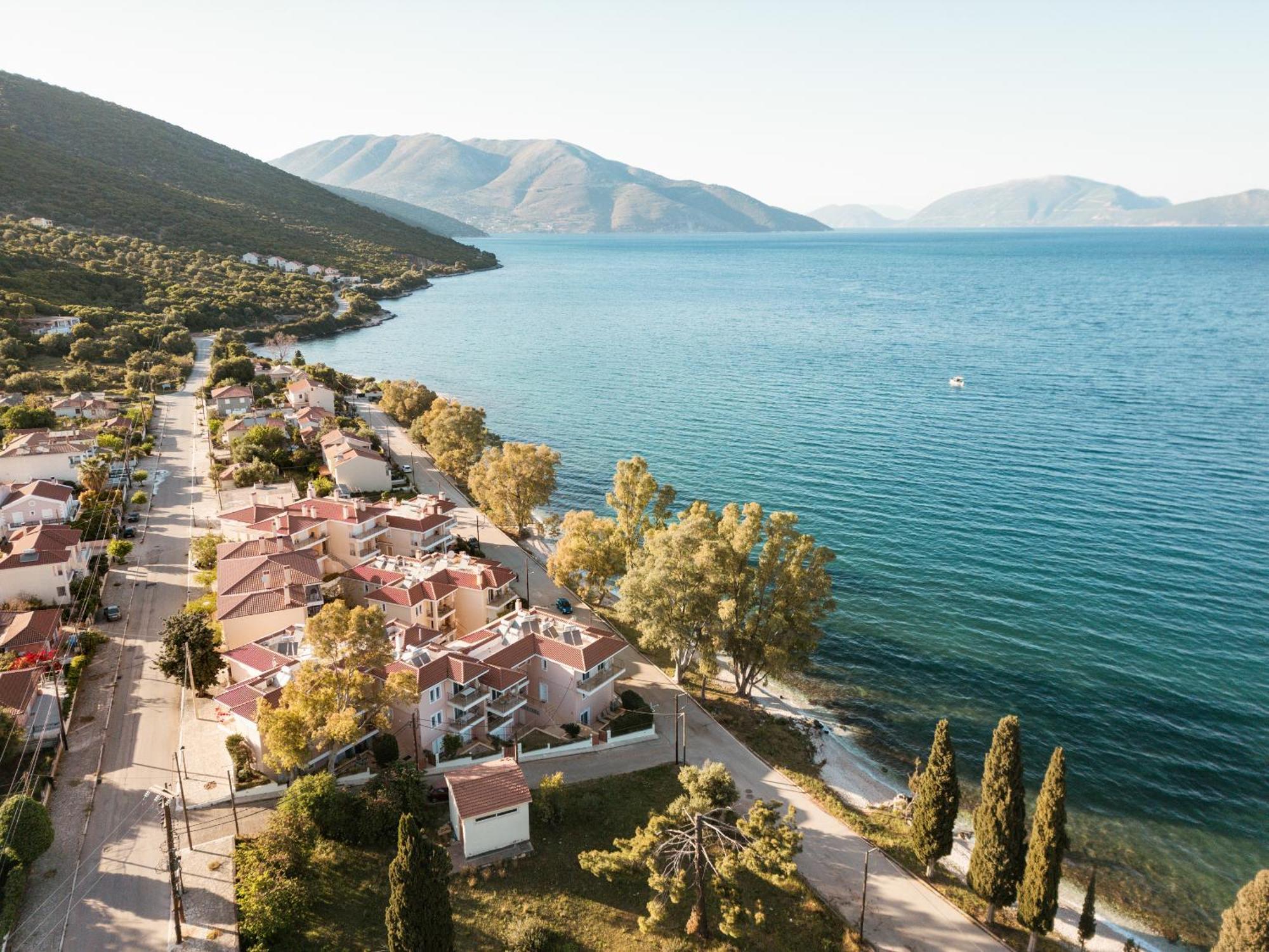 Meliti Waterfront Suites Каравомилос Екстер'єр фото
